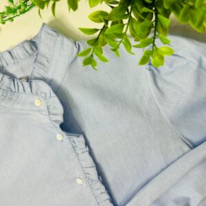Camisa Celeste de Mujer con Volantes y Cuello Mao