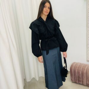 blusa negra volantes