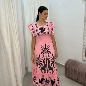 Conjunto de Dos Piezas Rosa con Bordados Étnicos Negros y Nido de Abeja